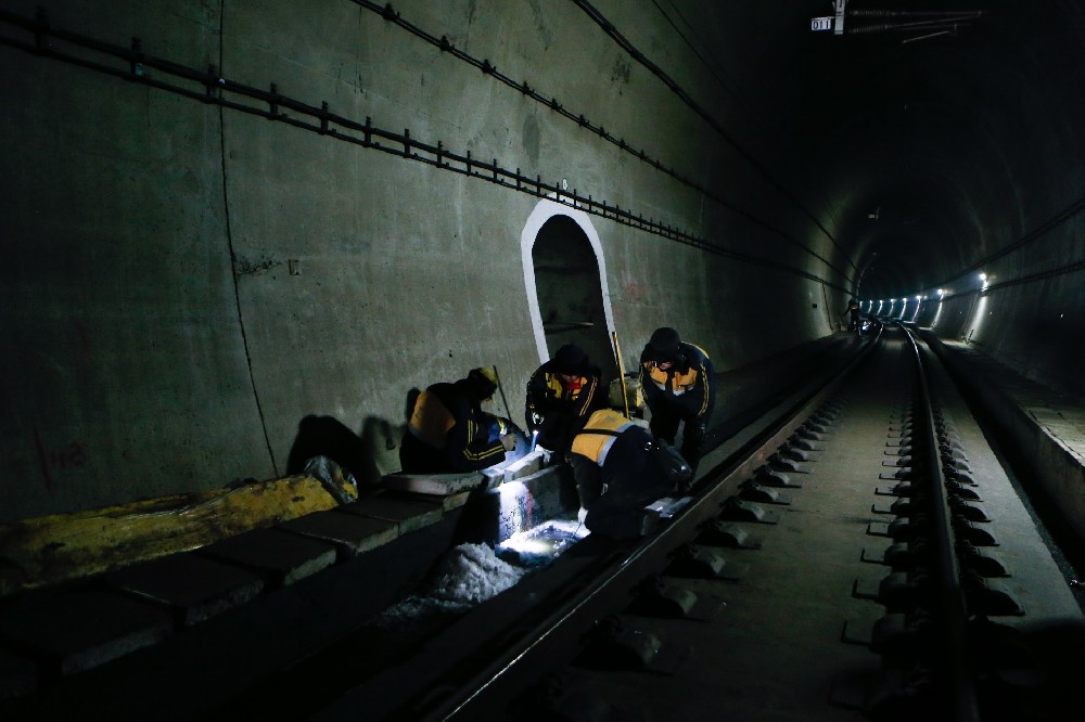 建湖铁路运营隧道病害现状